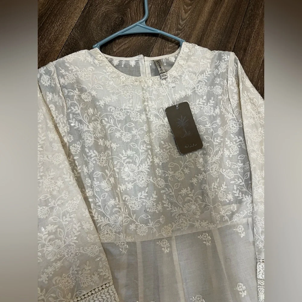 Elegant White Ethnc brand Pakistani Indian dress - Picture 2 of 9